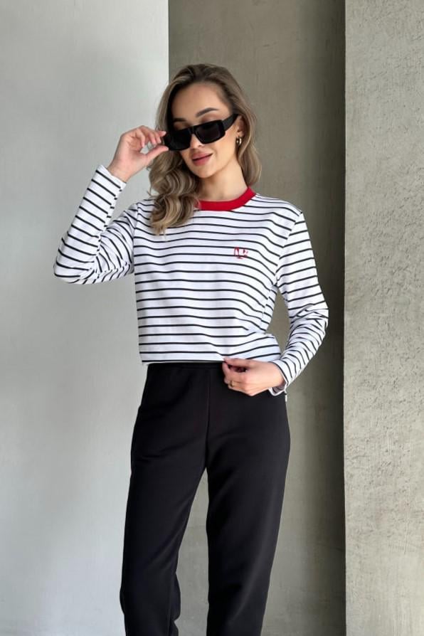 Свитшот женский М153.2 S Черно-белый/Красный (80-1-60) Свитшот женский М153.2 S Черно-белый/Красный (80-1-60)