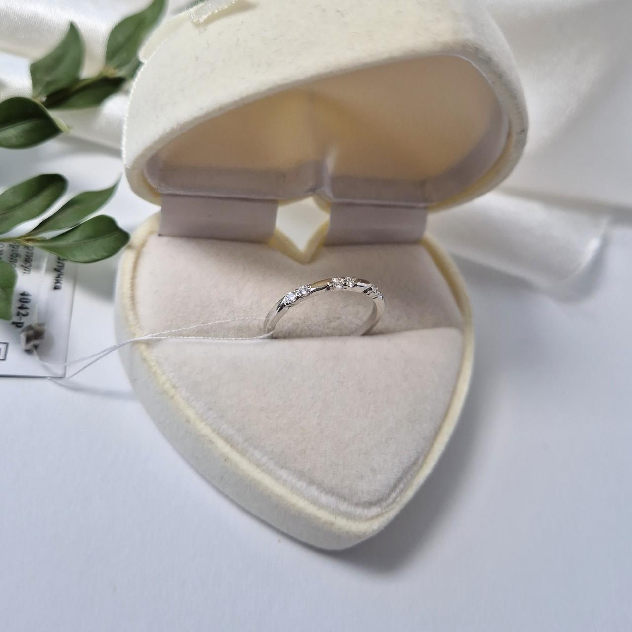 Каблучка доріжка із білими каменями срібло 925 проби родоване 1,30 г р. 18,5 (4042р) - фото 2