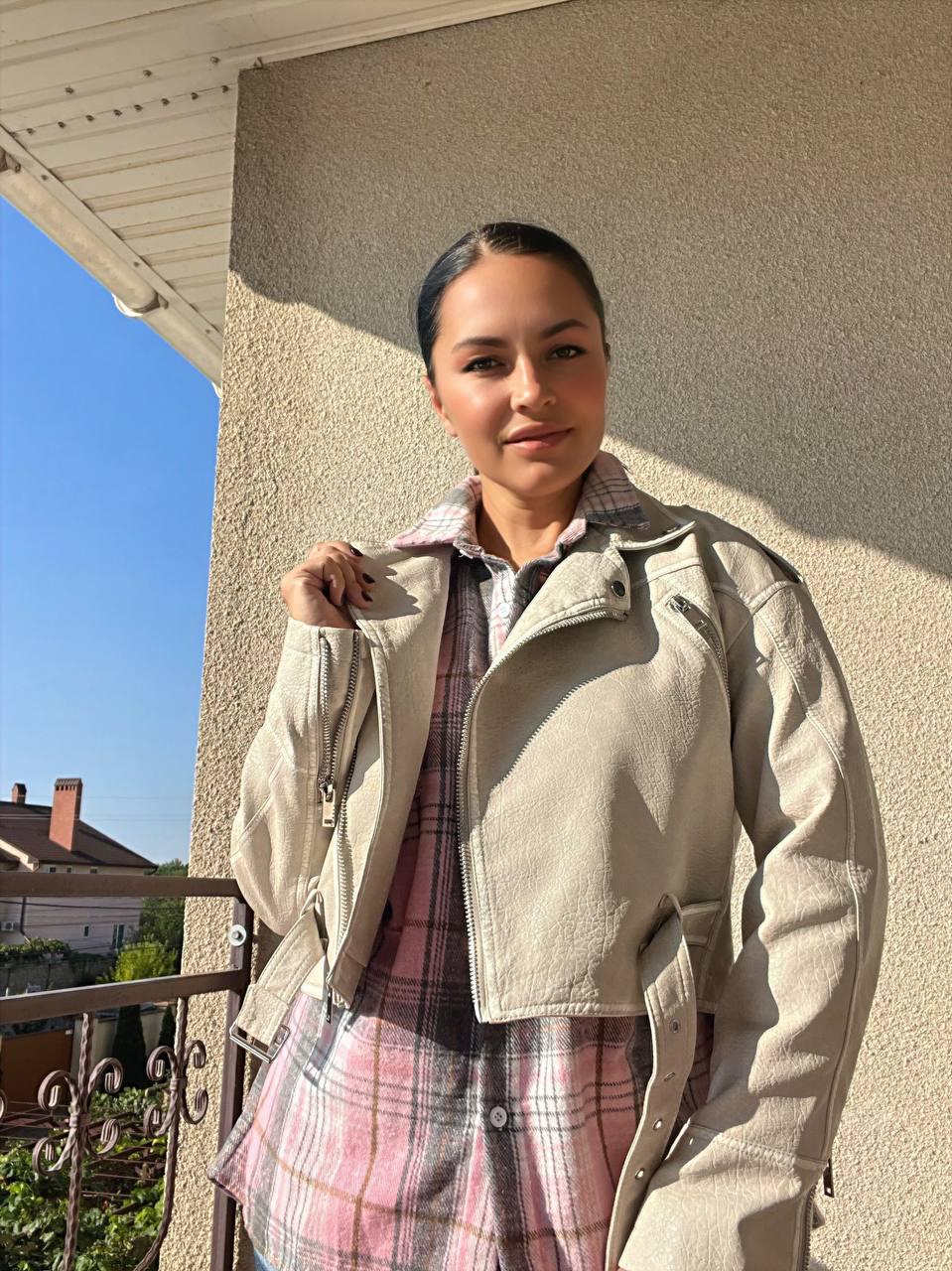 Куртка жіноча Aftf Basic 2466 коротка косуха блискавки пояс варені шви екошкіра L Світло-сірий (2762) - фото 7 Куртка жіноча Aftf Basic 2466 коротка косуха блискавки пояс варені шви екошкіра L Світло-сірий (2762) - фото 7