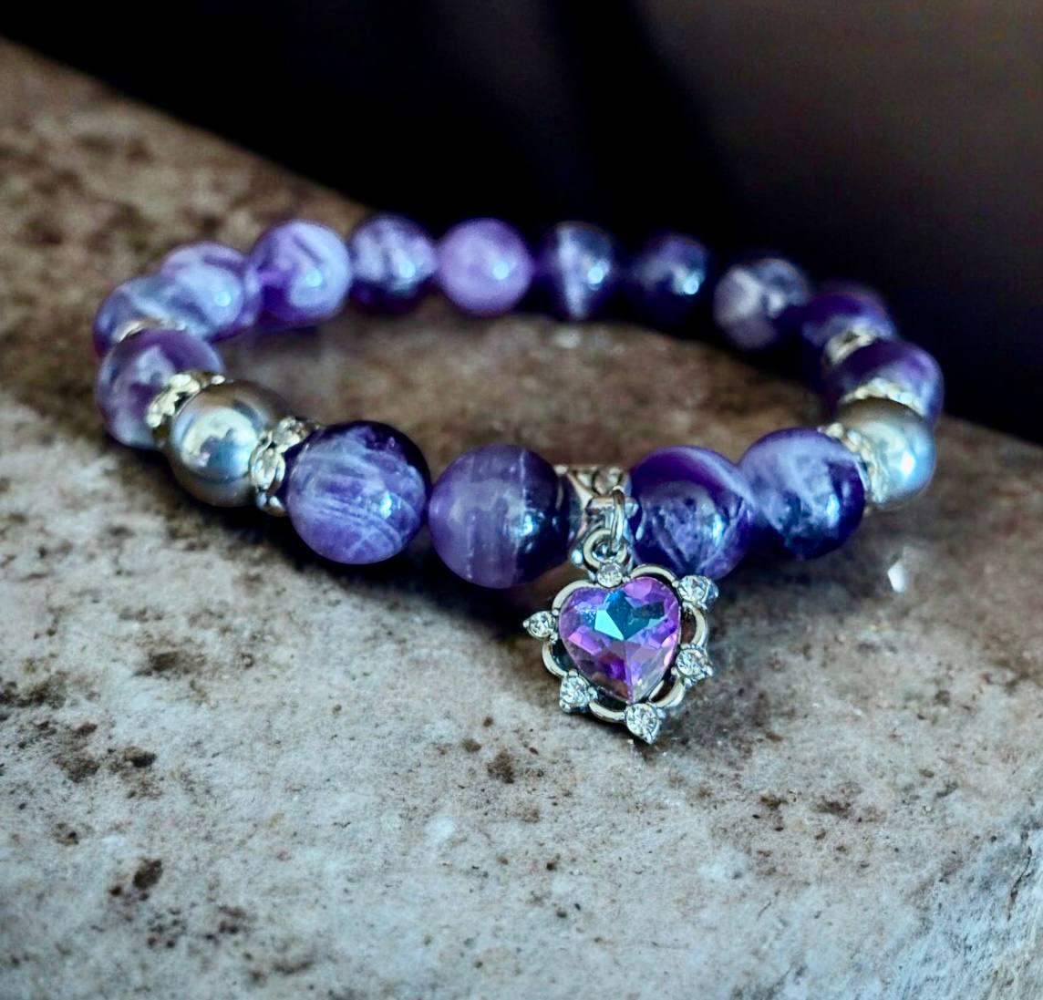 Браслет LITAURS из натурального камня аметист d 10 мм вставками гематит и подвеской шарм М 15-17 см (250915)