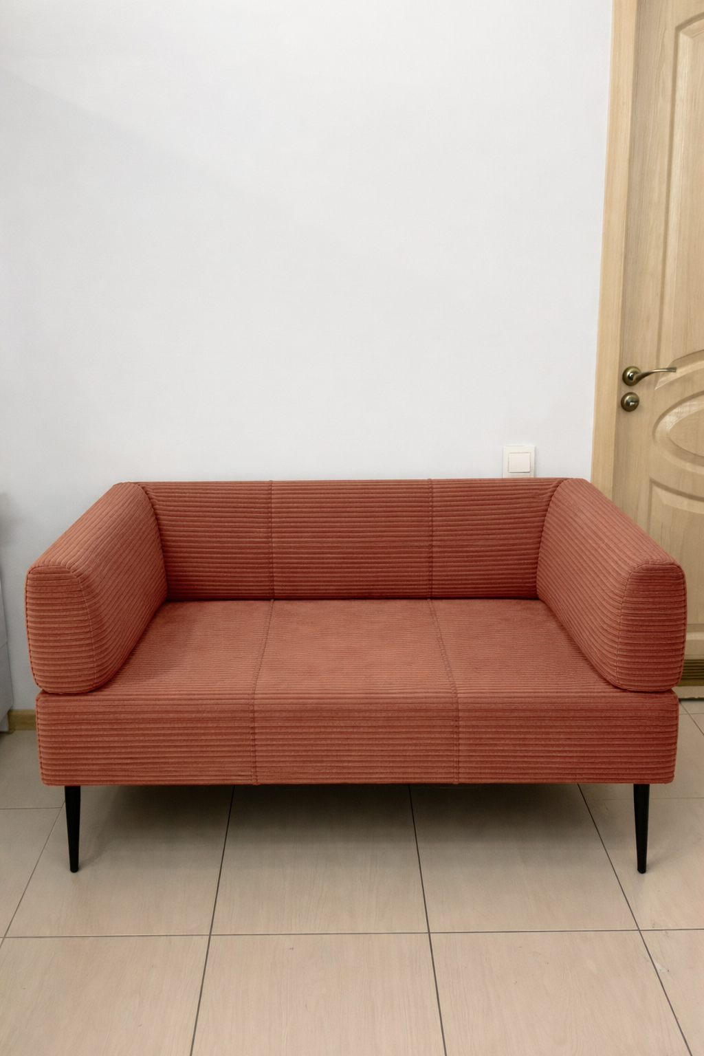 Диван офисный Tobi Sho Бенно-1 с подлокотниками 1200х720х750 мм велюр/вельвет Lotus 54/Brick (h1ty7835)