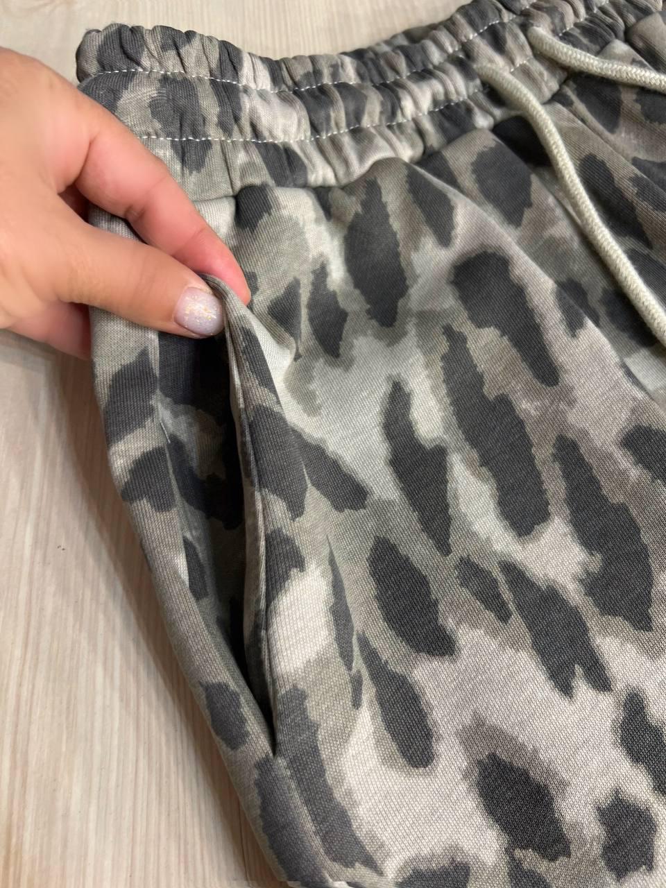 Костюм женский A-N 2749 худи капюшон брюки палаццо леопардовый принт тринитка M Серый (2746) - фото 8 Костюм женский A-N 2749 худи капюшон брюки палаццо леопардовый принт тринитка M Серый (2746) - фото 8