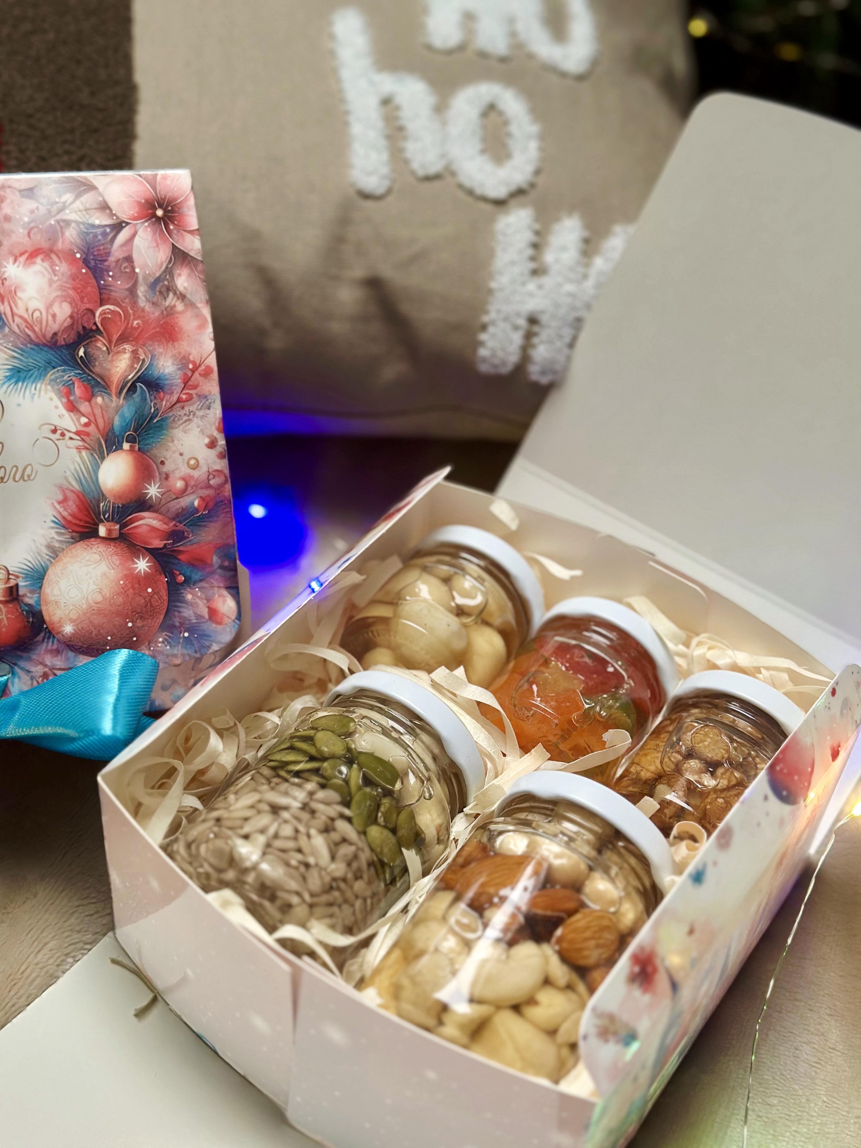 Подарунковий набір до Нового року горішки в меді акації 2 баночки по 130 г та 3 баночки по 50 г