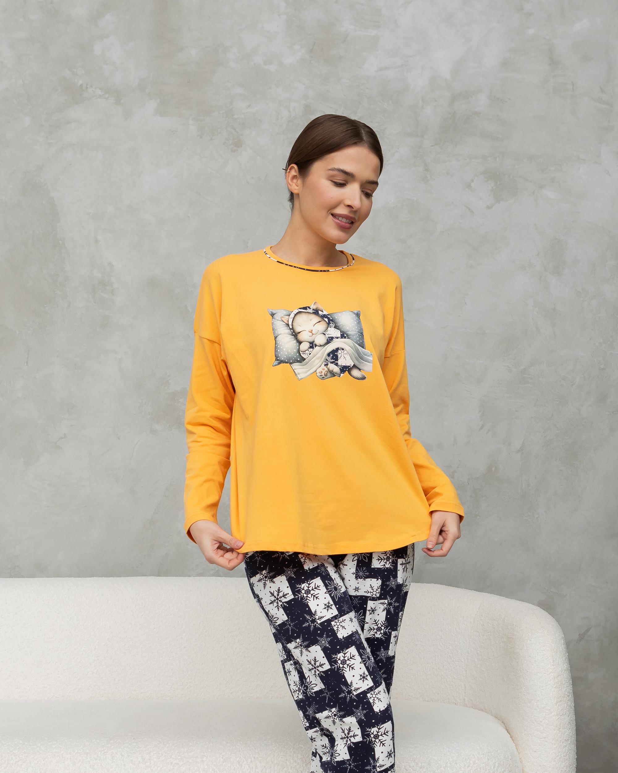 Комплект жіночий зі штанами у сніжинки Family look 96824 S Жовтий - фото 2 Комплект жіночий зі штанами у сніжинки Family look 96824 S Жовтий - фото 2