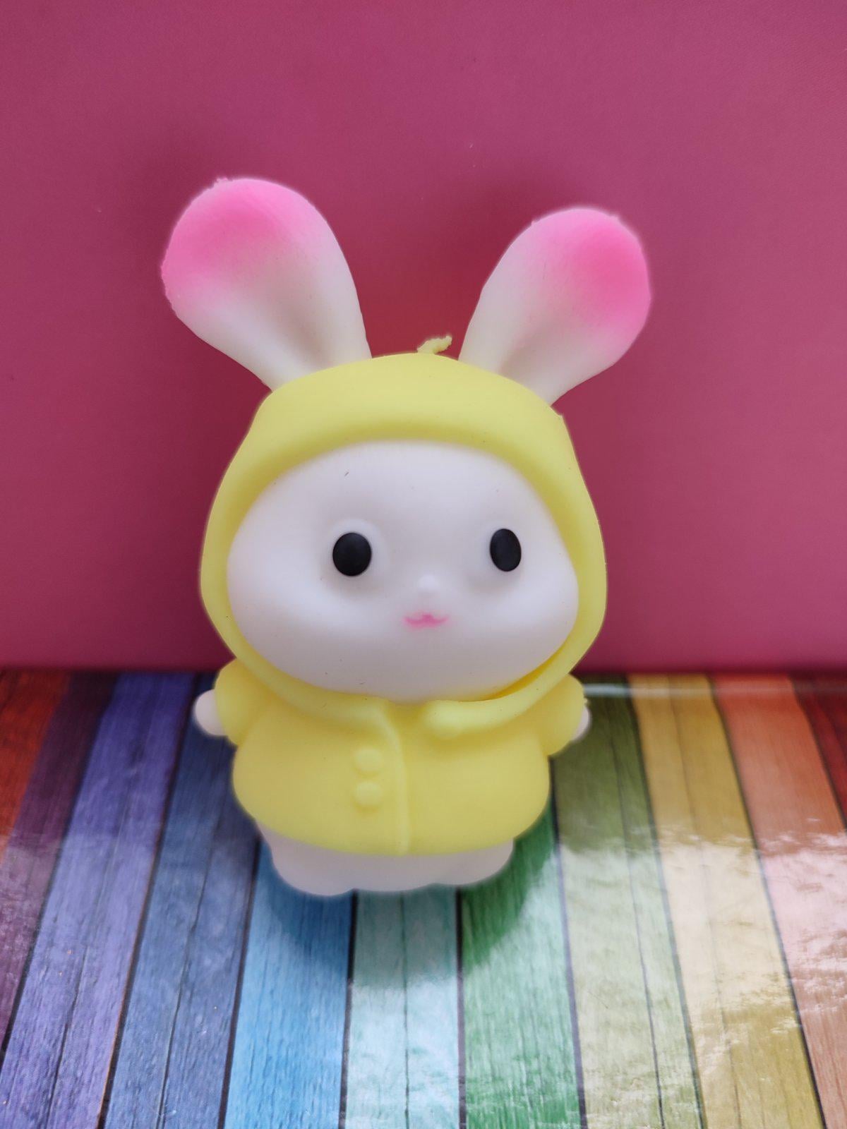 Игрушка-антистересс Сквиши Зайчик в плаще (22803) Игрушка-антистересс Сквиши Зайчик в плаще (22803)