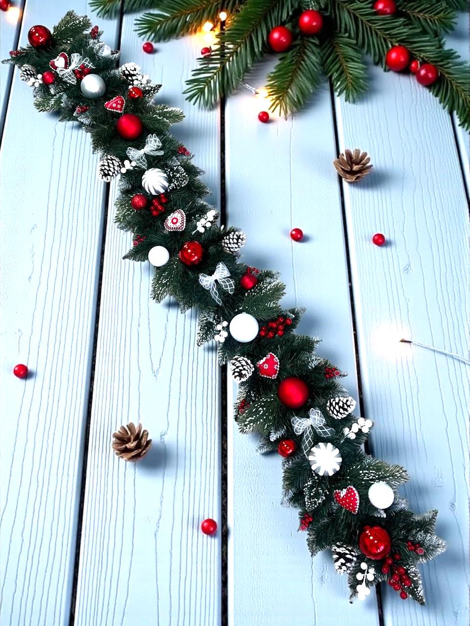 Гирлянда хвойная с шарами красного и белого цвета ягодками и заснеженными шишками 2 м (20249774488)