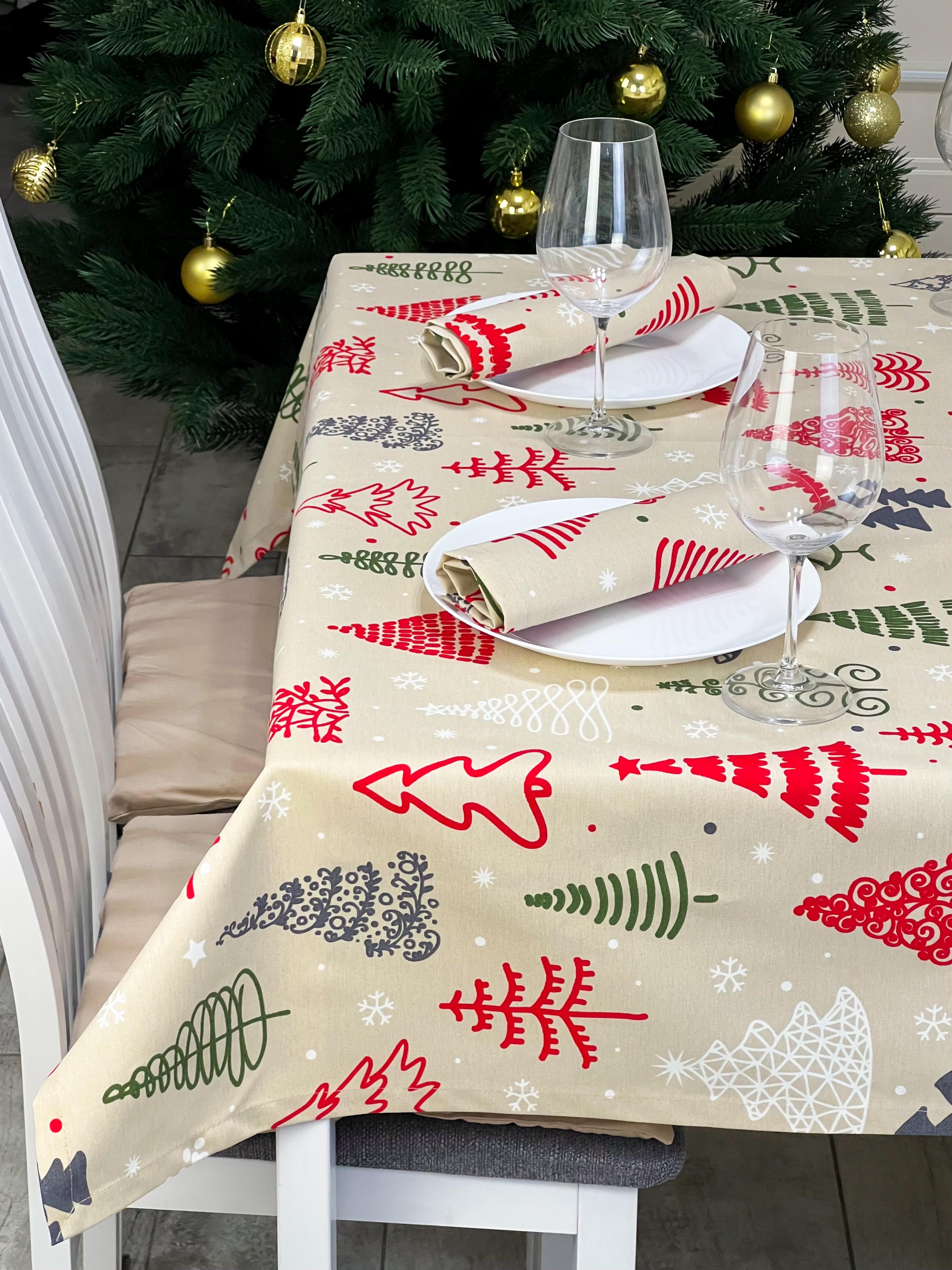 Скатертина новорічна водовідштовхувальна з принтом Ялинки 220x140 см/4 серветок 30x40 см Бежевий (842-19)