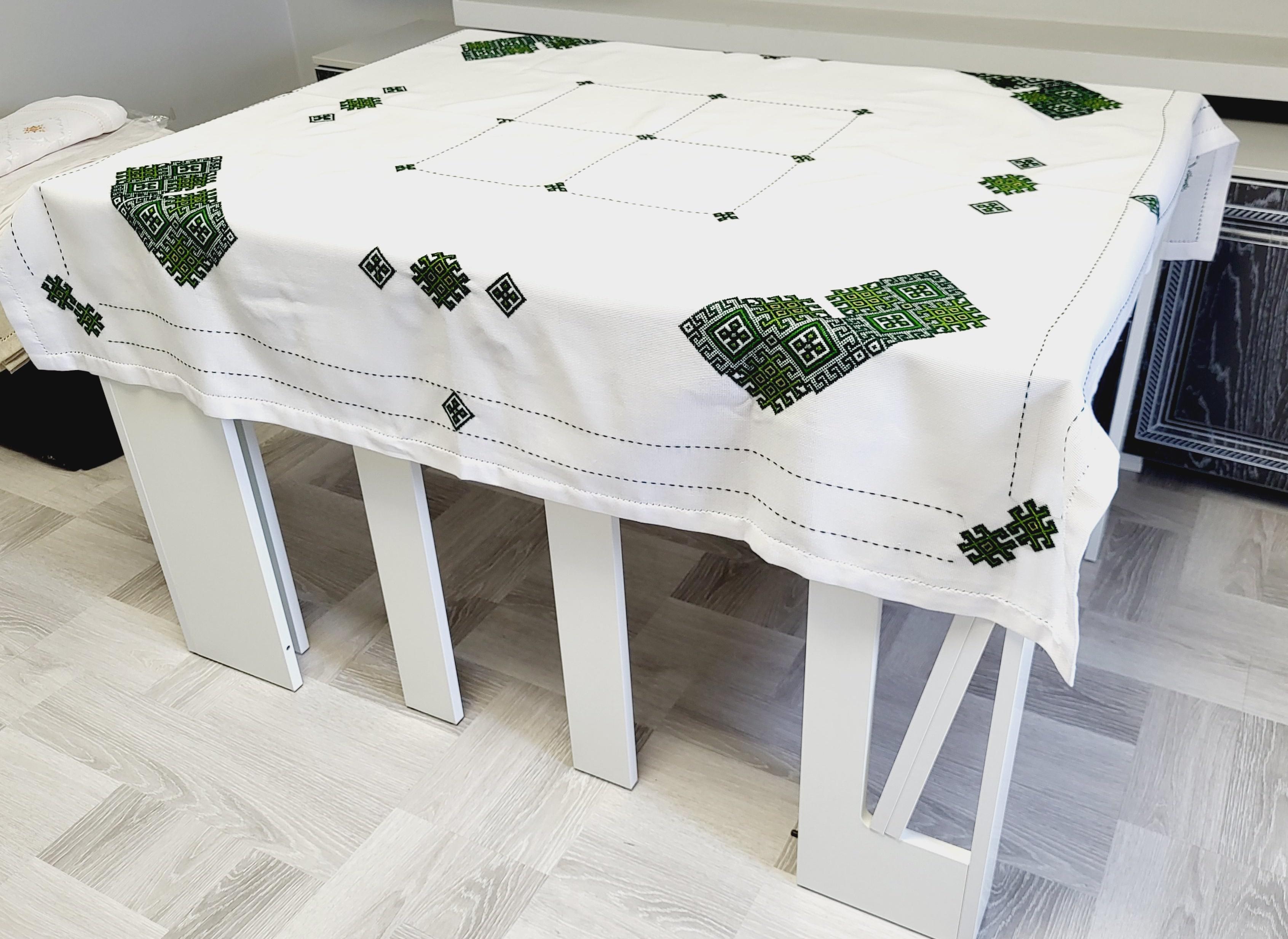 Скатертина вишита ручної роботи Смарагдова на панамі 1400x1450 мм