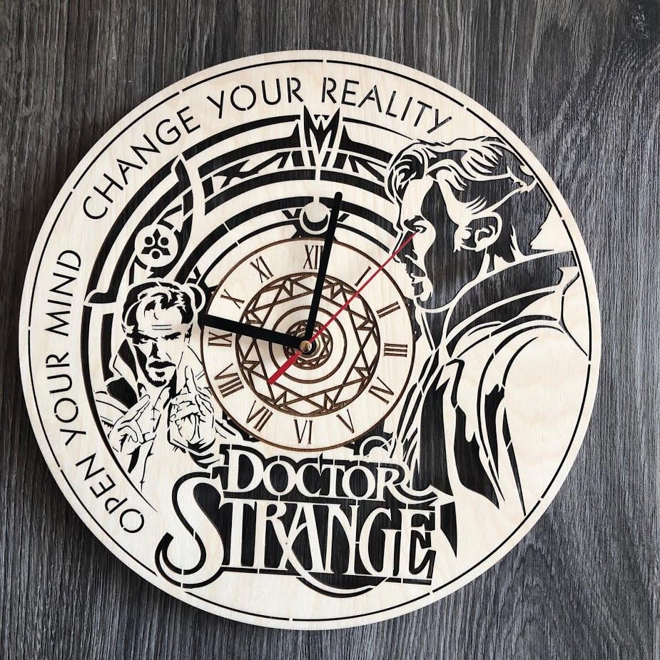 Часы настенные из дерева в интерьер Доктор Стрэндж