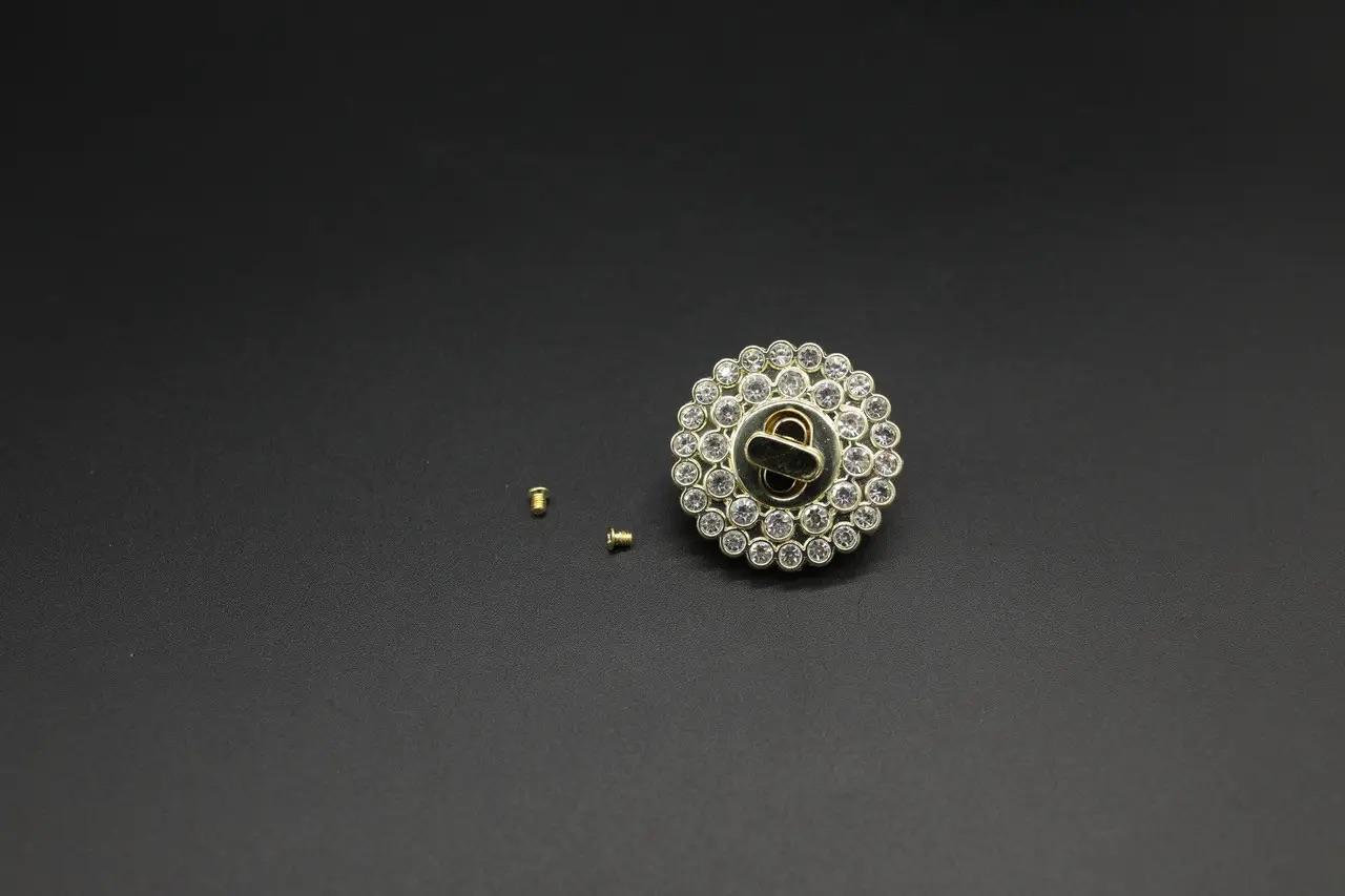 Замок забивной металлический для шкатулок 39х39 мм Золотистый (K-297-8) - фото 5 Замок забивной металлический для шкатулок 39х39 мм Золотистый (K-297-8) - фото 5