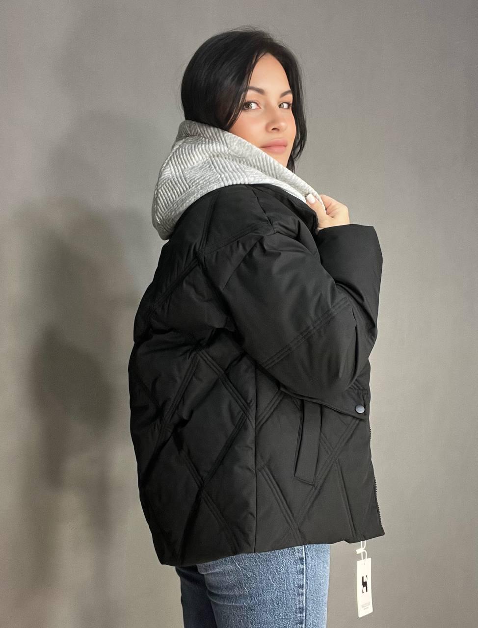 Куртка женская Joy one 552 демисезонная оверсайз трикотажная вставка с капюшоном двойная застежка M Черный (3425) - фото 4 Куртка женская Joy one 552 демисезонная оверсайз трикотажная вставка с капюшоном двойная застежка M Черный (3425) - фото 4