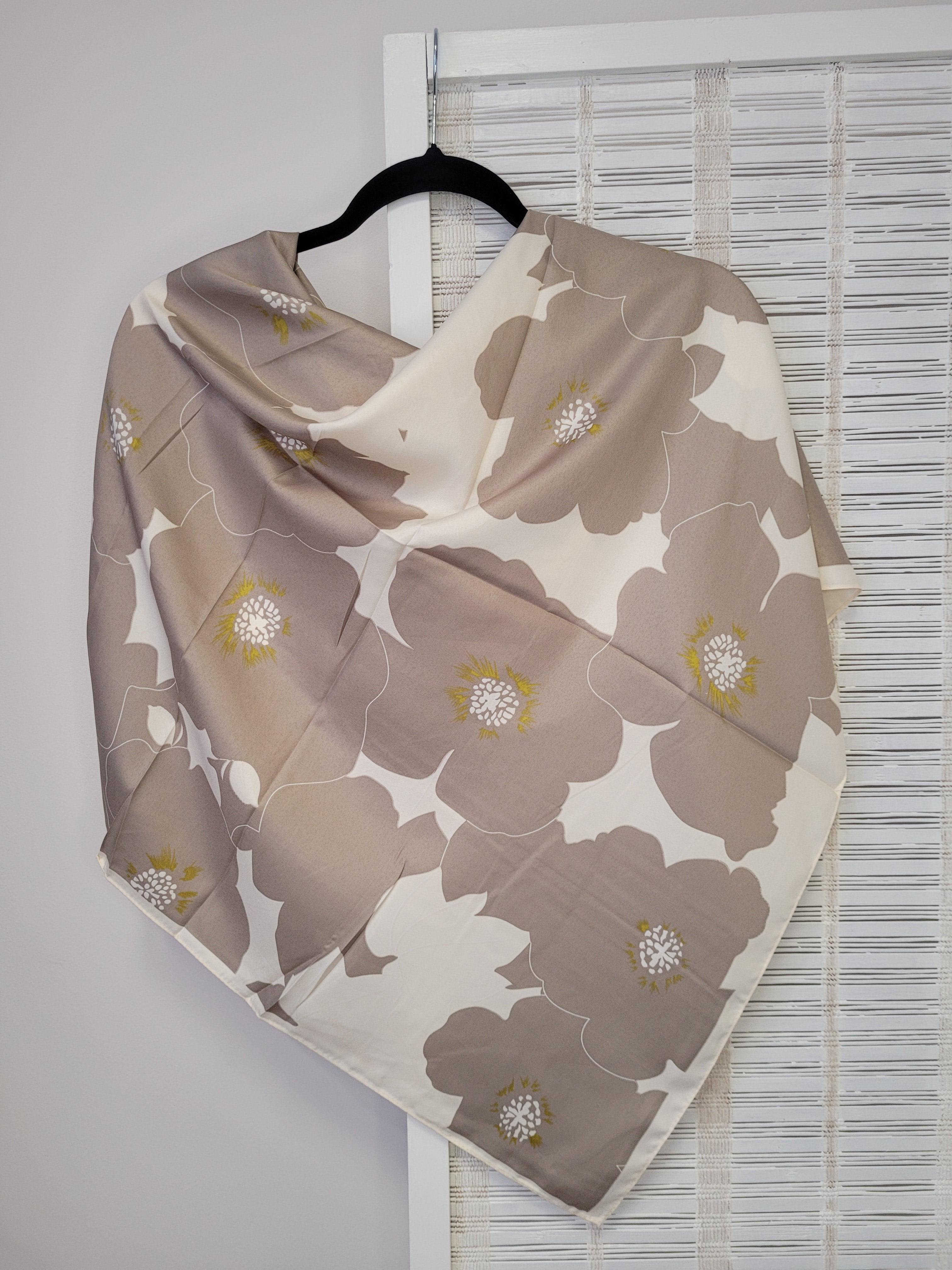 Хустка жіноча шовкова Ніжні квіти 90х90 см Бежево-молочний (002524)