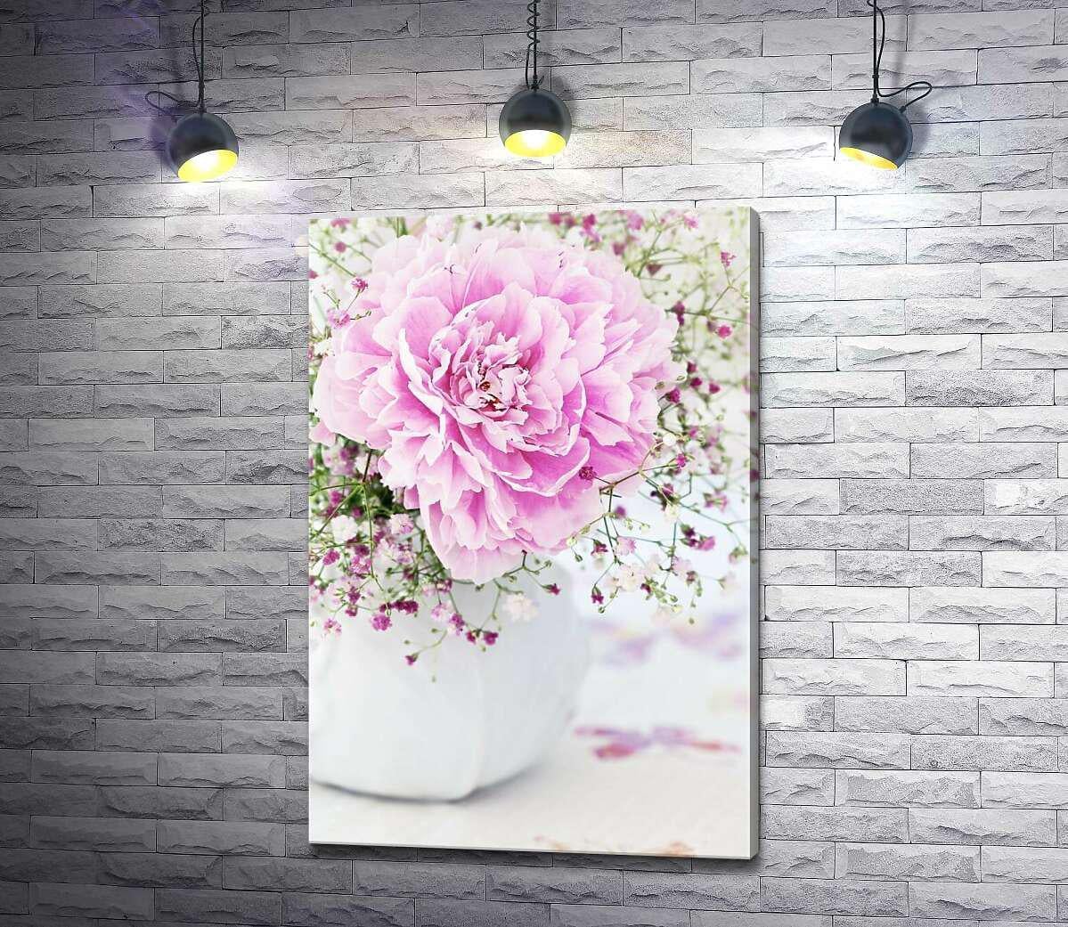 Картина ArtPoster Роскошный пион украшен розовыми цветами гипсофил 87x130 см Модуль №1 (002884)