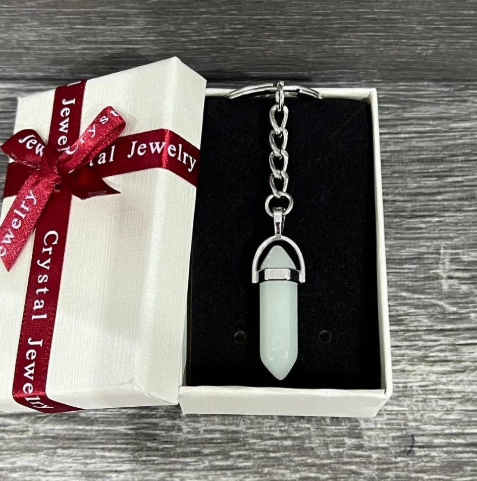 Кулон с натуральным камнем нефрит в форме кристалла шестигранника на брелоке для ключей сталь в коробочке (11229)