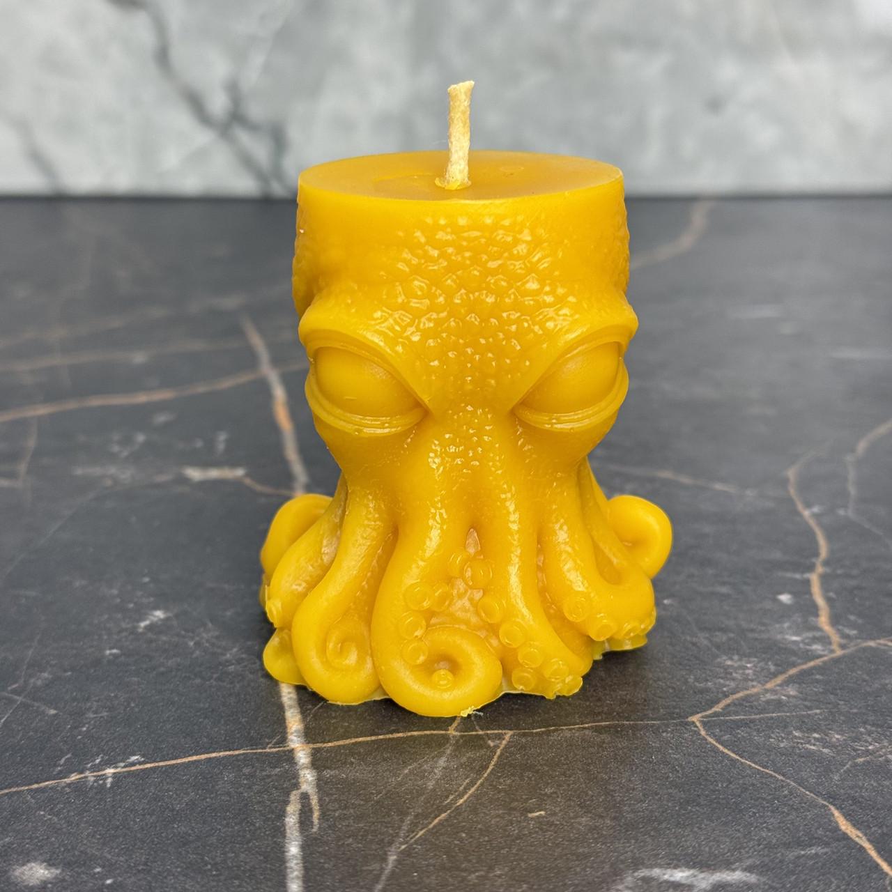 Свічка декоративна фігурна Восьминіг з натурального бджолиного воску 80х48 мм