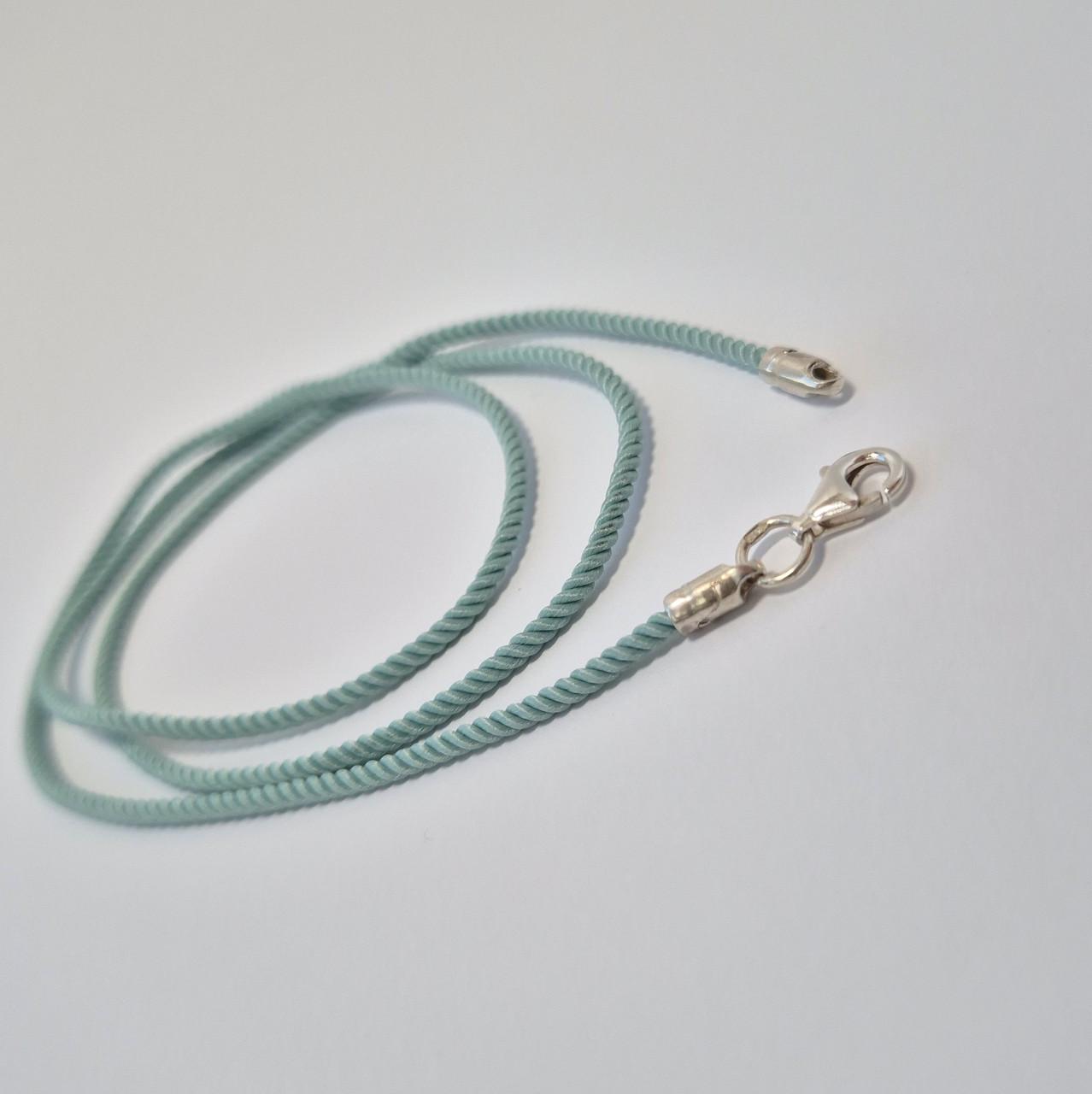 Шнурок на шею шелковый серебро 925 пробы 0,98 г 2 мм 55 см Голубой (6010/2) Шнурок на шею шелковый серебро 925 пробы 0,98 г 2 мм 55 см Голубой (6010/2)