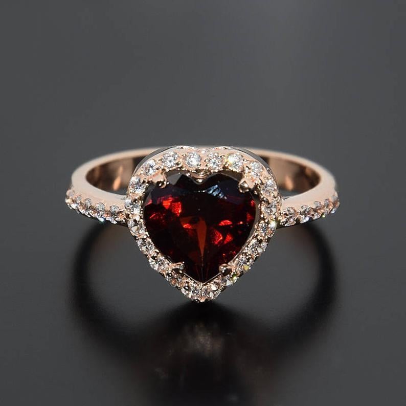 Кільце з червоного золота з гранатом у формі серця і фіанітами (2249408080)