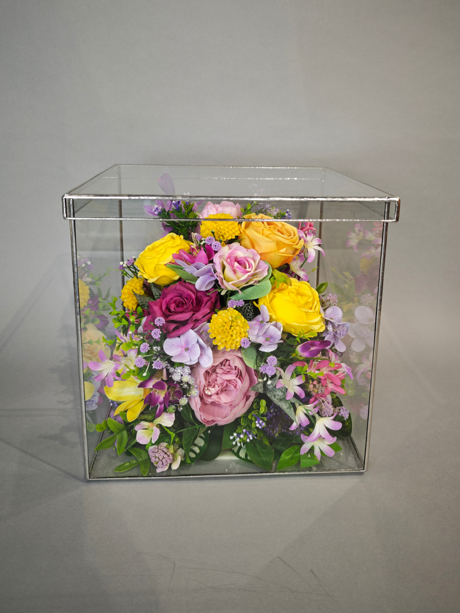 Искусственные цветы скорби траурные Теплые воспоминания ритуальные под стеклом куб 30х30 см