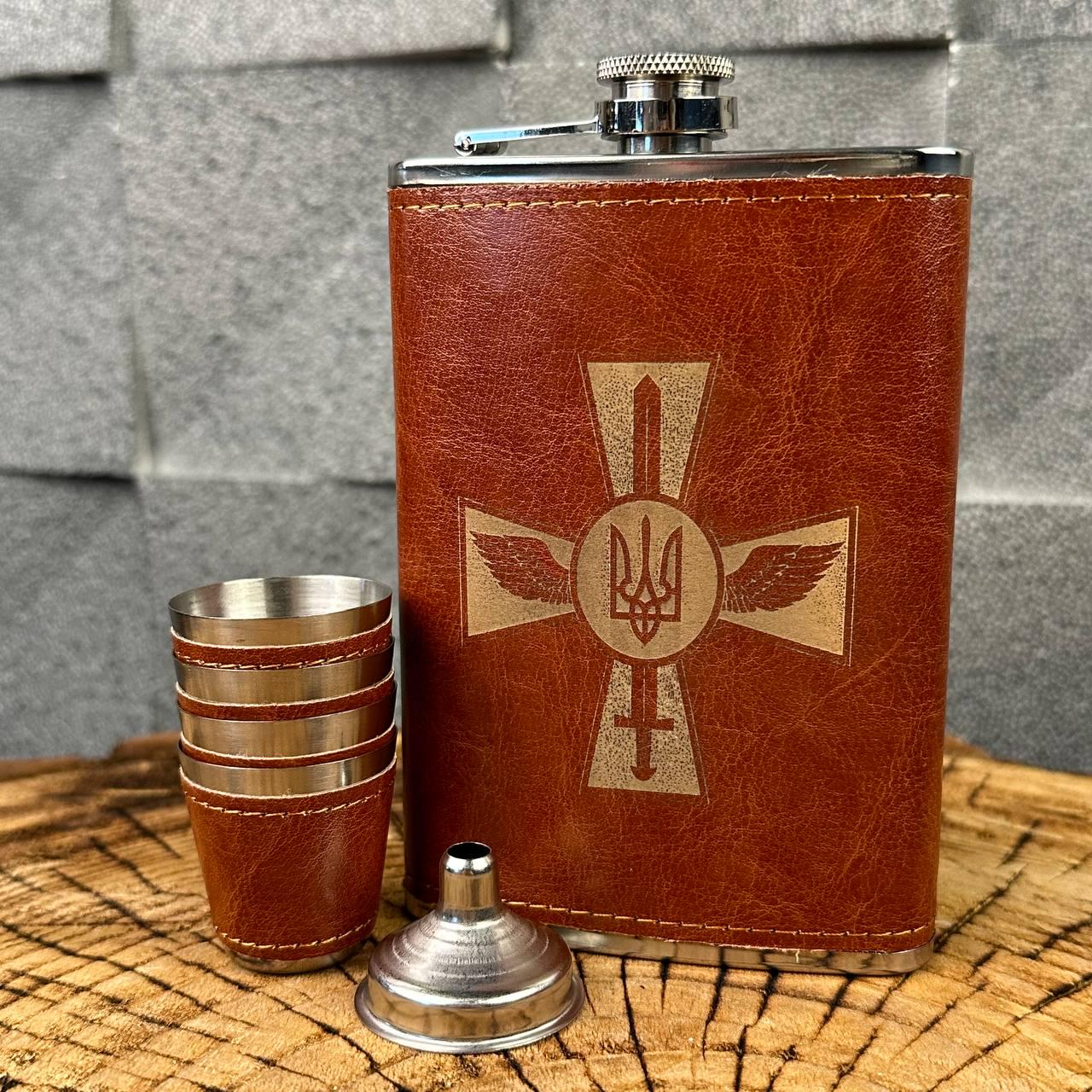 Набір фляга для алкоголю і 4 чарки в подарунковій коробці з гравіюванням Герба Повітряних сил ЗСУ - фото 6 Набір фляга для алкоголю і 4 чарки в подарунковій коробці з гравіюванням Герба Повітряних сил ЗСУ - фото 6