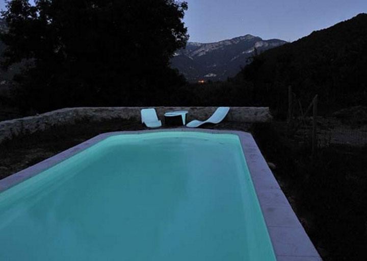 Комплект красок Altey Pool люминесцентных для бассейна с базой грунтовкой 0,5 кг с голубым свечением - фото 4 Комплект красок Altey Pool люминесцентных для бассейна с базой грунтовкой 0,5 кг с голубым свечением - фото 4