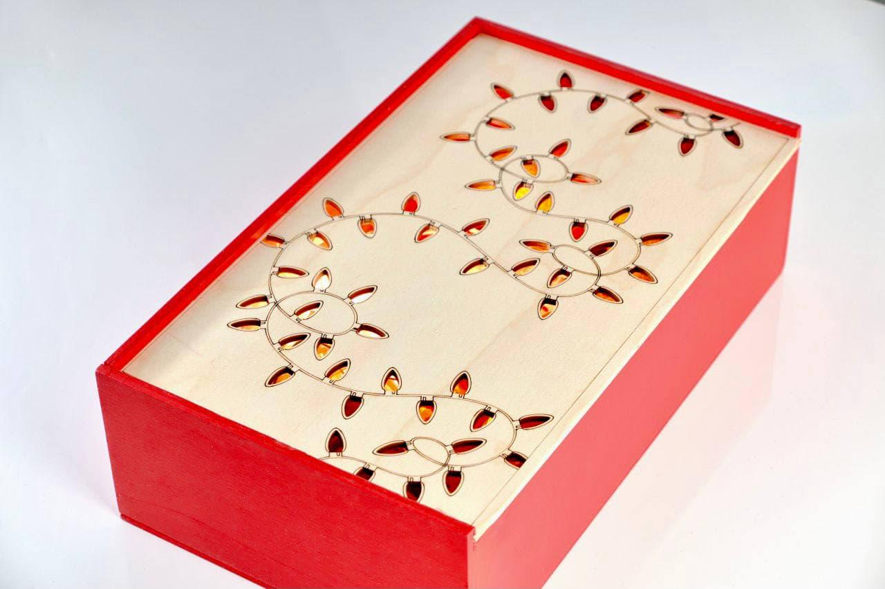 Подарункова коробка Зробив Тато Святкові вогники фарбована (BOX2003) - фото 3 Подарункова коробка Зробив Тато Святкові вогники фарбована (BOX2003) - фото 3