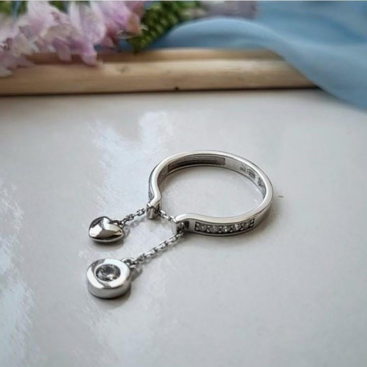 Кольцо с цепочкой с белыми камнями серебро 925 пробы родированное р. 16 2,17 г (1161к)