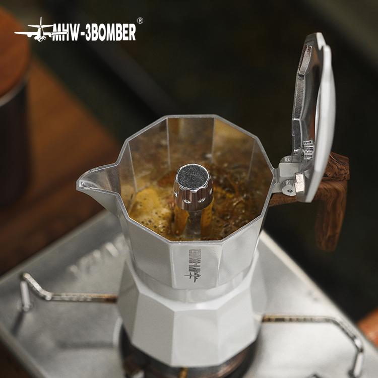 Гейзерная кофеварка с двойным клапаном MHW-3BOMBER Double Valve Moka Pot 180 мл White (M5889W) - фото 4 Гейзерная кофеварка с двойным клапаном MHW-3BOMBER Double Valve Moka Pot 180 мл White (M5889W) - фото 4