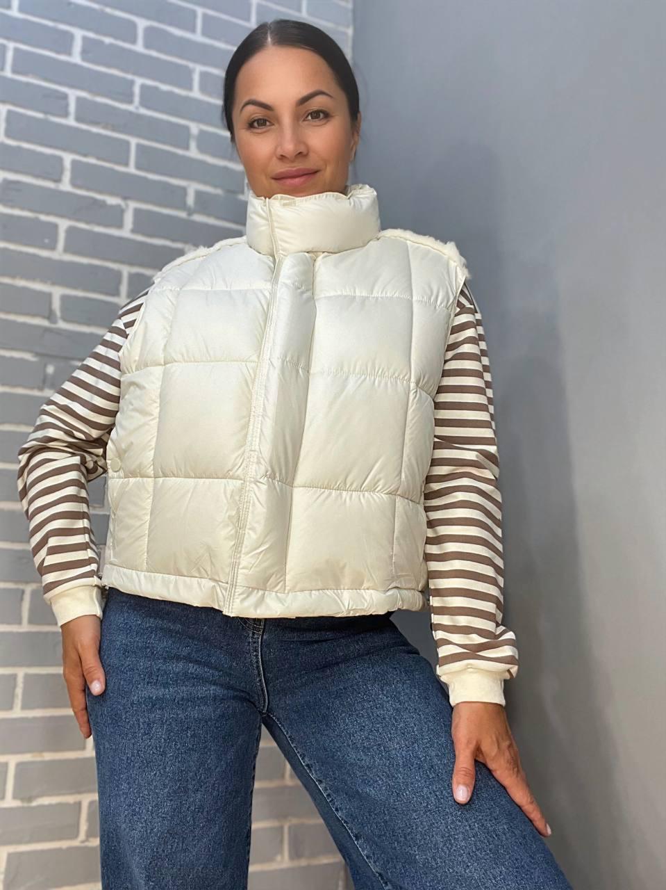 Жилетка жіноча Lady Yep 9039 стьобана коротка вставка з екошкіри на спині р. 46 Молочний (2645)