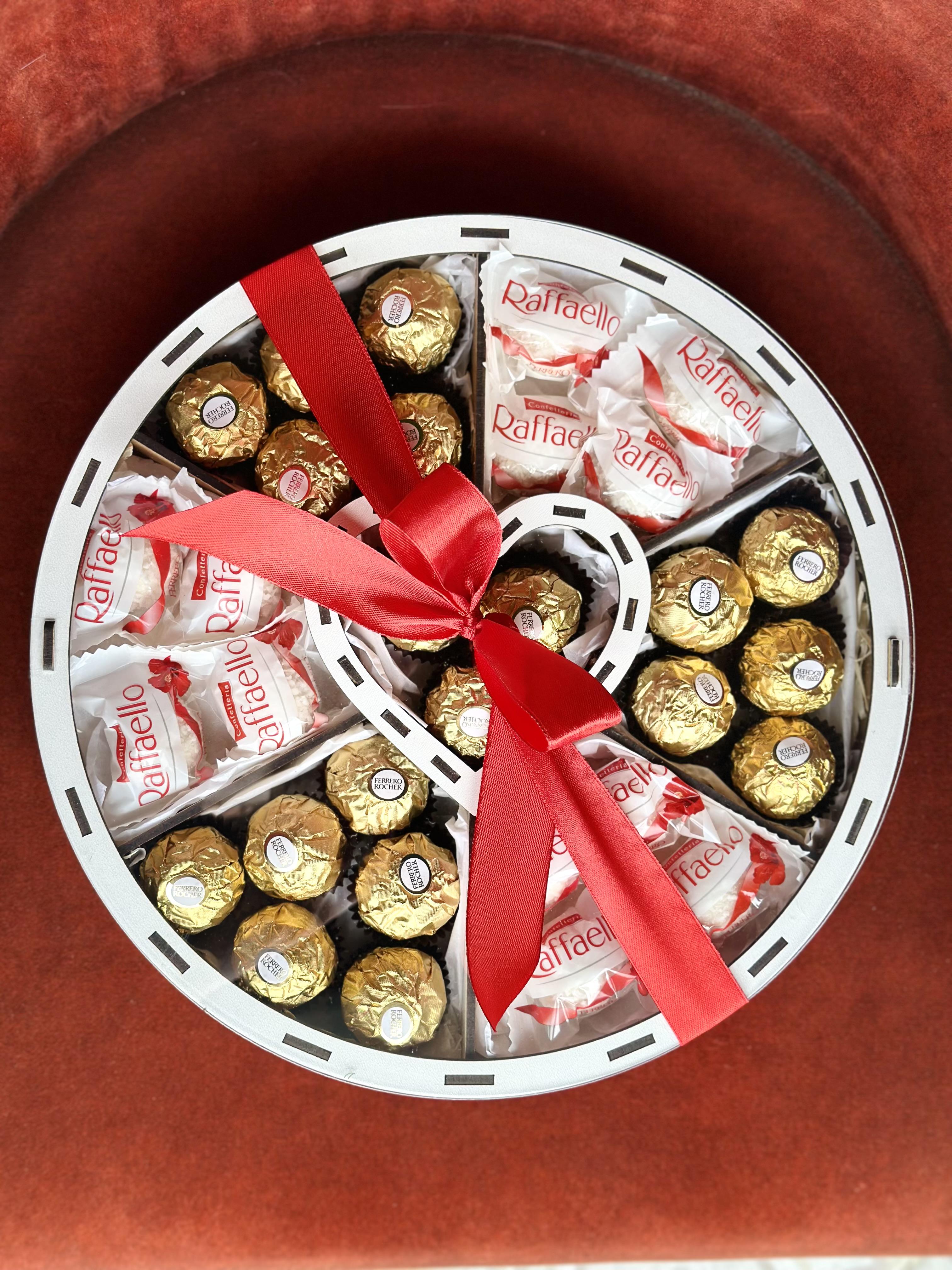 ​Подарочный бокс Ohmybuket Букет со сладостью конфетами Rafaello и Fererro 27 см (OMP-34)