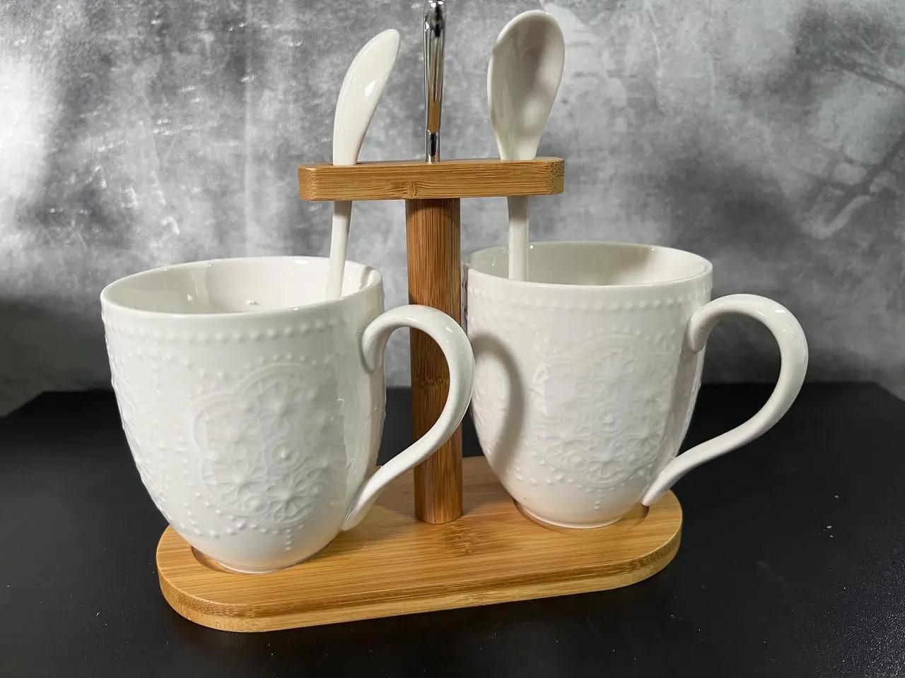 Набір чашок з ложкою на дерев'яній підставці Interos 300 мл (J03392)