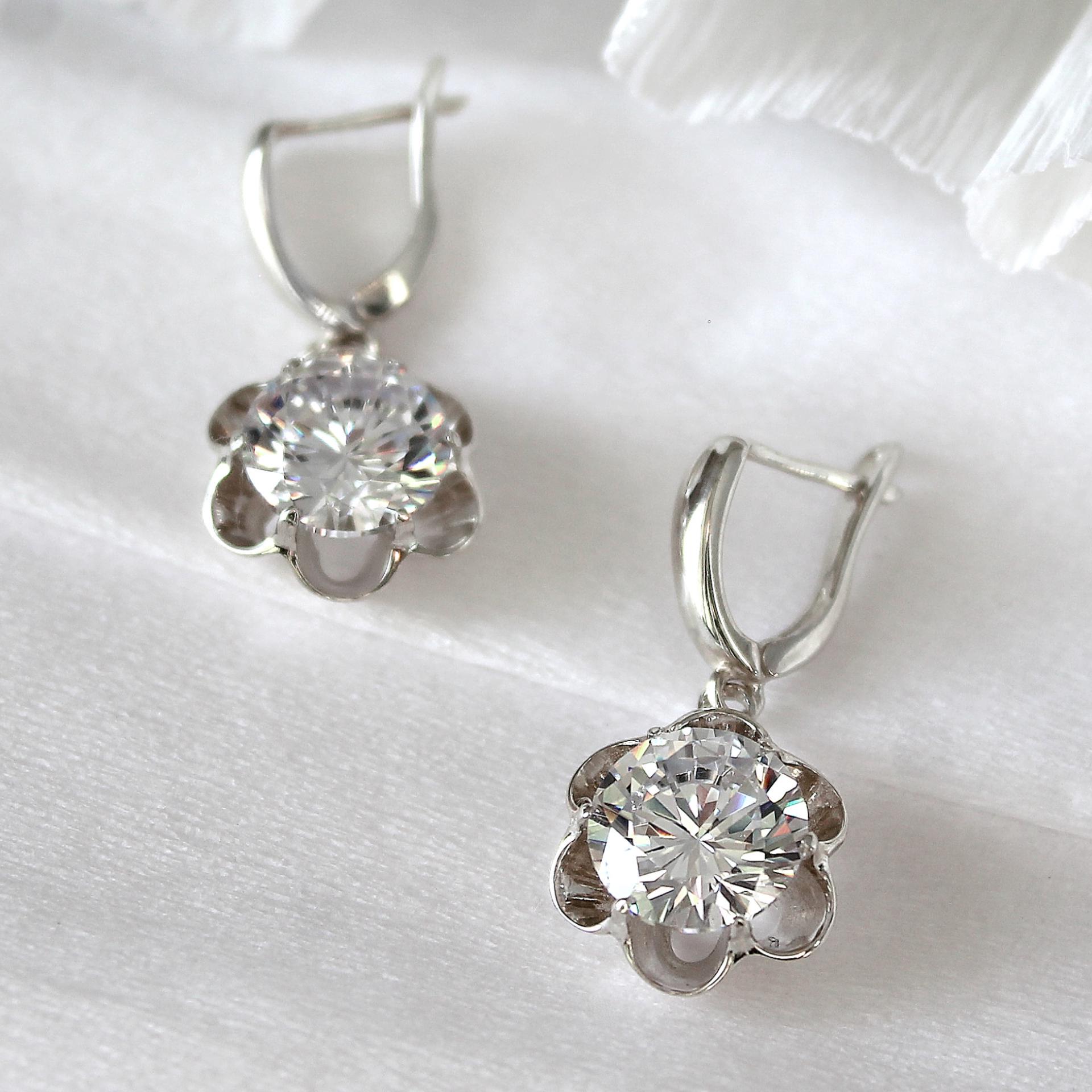 Серебряные серьги Кристалл