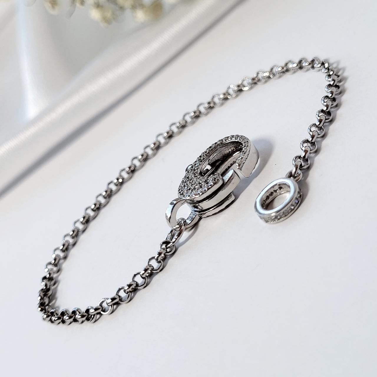 Браслет с замком и белыми камнями серебро 17,5 см 925 пробы 4,8 г (2366р)