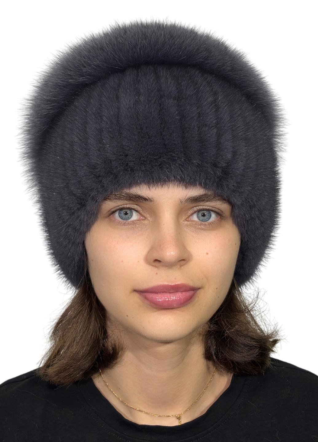 Зимняя женская шапка Меховой стиль Перо из вязаной норки с бубоном из песца Ирис (129/E)
