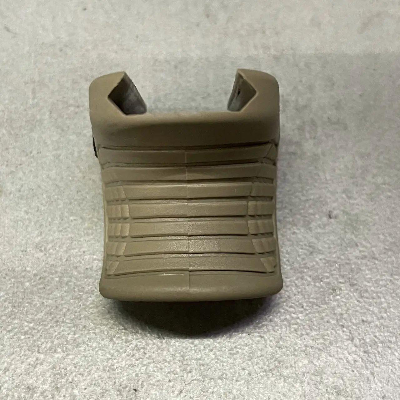 Рукоятка переноса огня DLG Tactical DLG-151 на Picatinny упор на цевье с гнездом для QD антабки Койот (242841) - фото 3 Рукоятка переноса огня DLG Tactical DLG-151 на Picatinny упор на цевье с гнездом для QD антабки Койот (242841) - фото 3