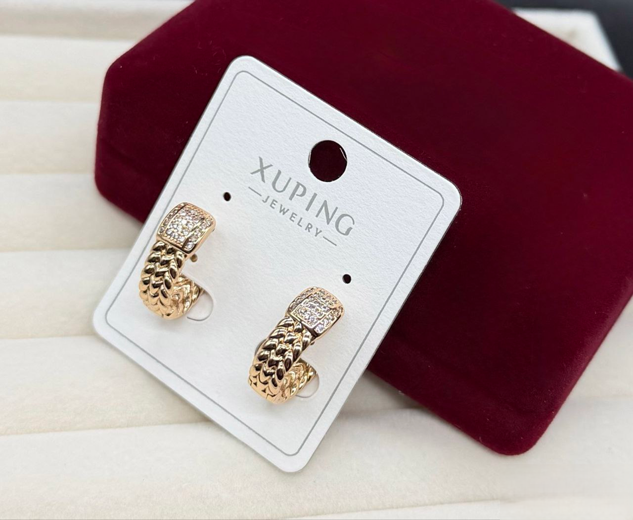 Сережки кільця Xuping гіпоалергенне медичне золото широкі з блискучими камінцями стильна прикраса для щоденного образу