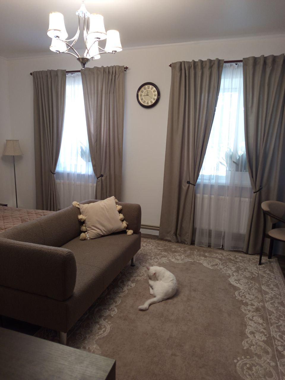 Диван офісний Tobi Sho Бенно-1 з підлокітниками та дерев'яними ніжками букле Alpaca 1200х720х750 мм Кавовий/20 - фото 4