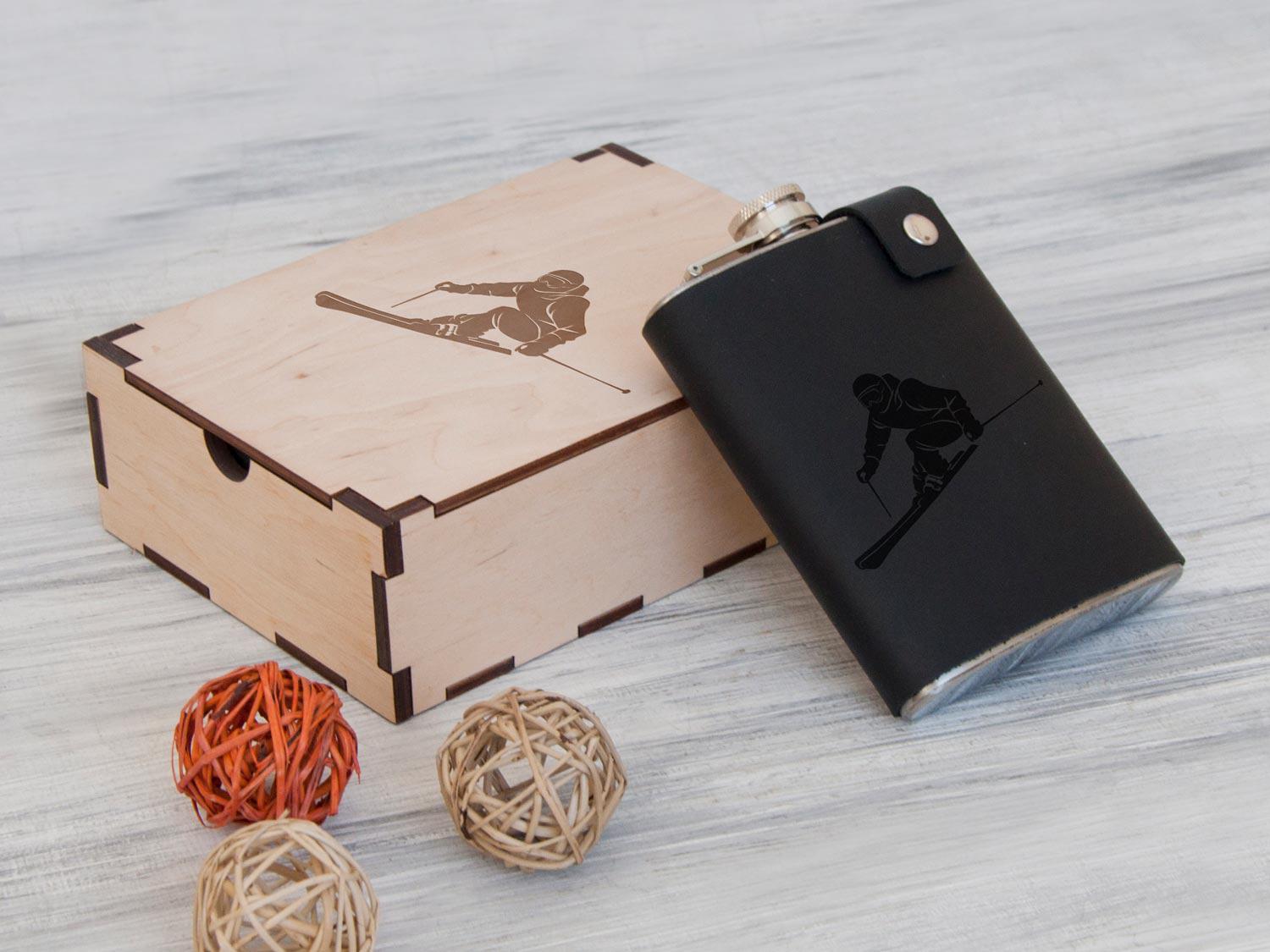 Фляга WoodPresentStudio с принтом лыжника в черном кожаном чехле в деревянной коробке 240 мл