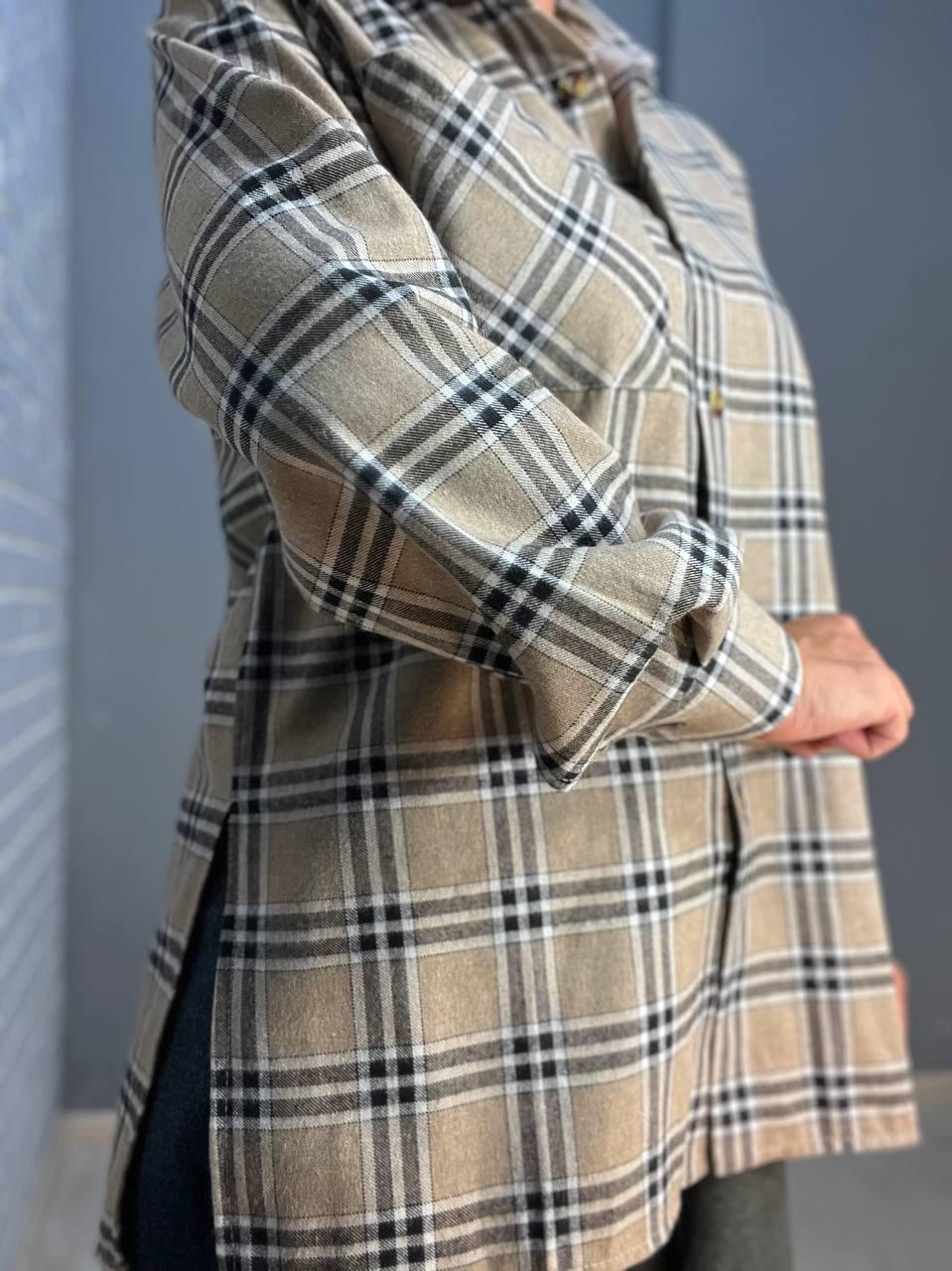 Сорочка жіноча Ariadna 8052 картата оверсайз розрізи по боках OS Бежевий (2610) - фото 3