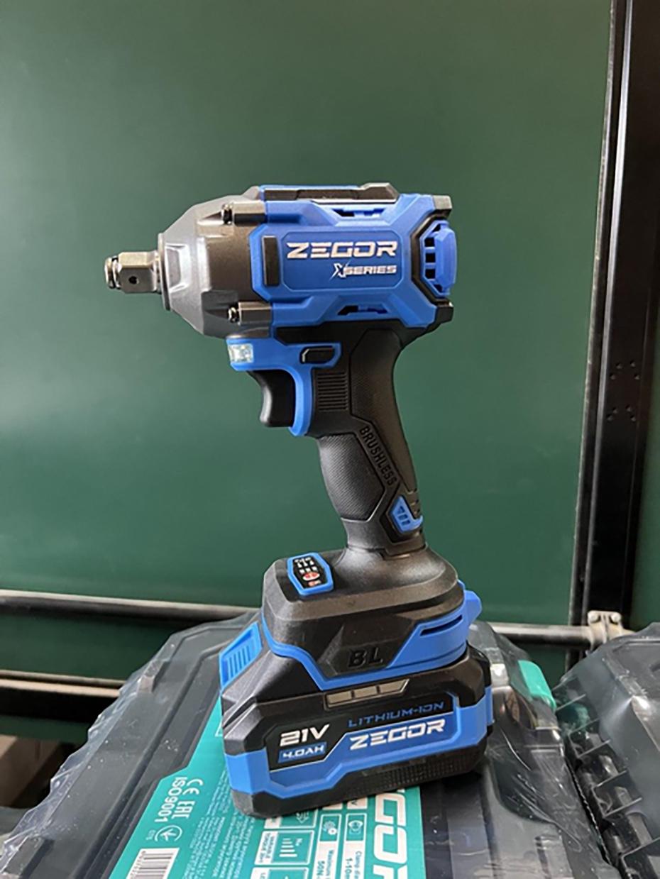 Гайковерт ударный аккумуляторный Zegor SDAX-21BL-500 21V Advanced 2 батареи бесщеточный двигатель/реверс/с подсветкой - фото 14 Гайковерт ударный аккумуляторный Zegor SDAX-21BL-500 21V Advanced 2 батареи бесщеточный двигатель/реверс/с подсветкой - фото 14