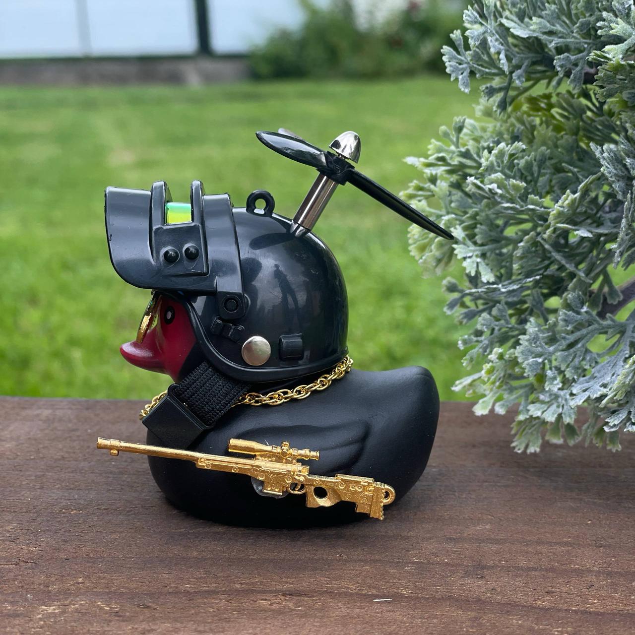 Качка на кермо з автоматом та шоломом - фото 8