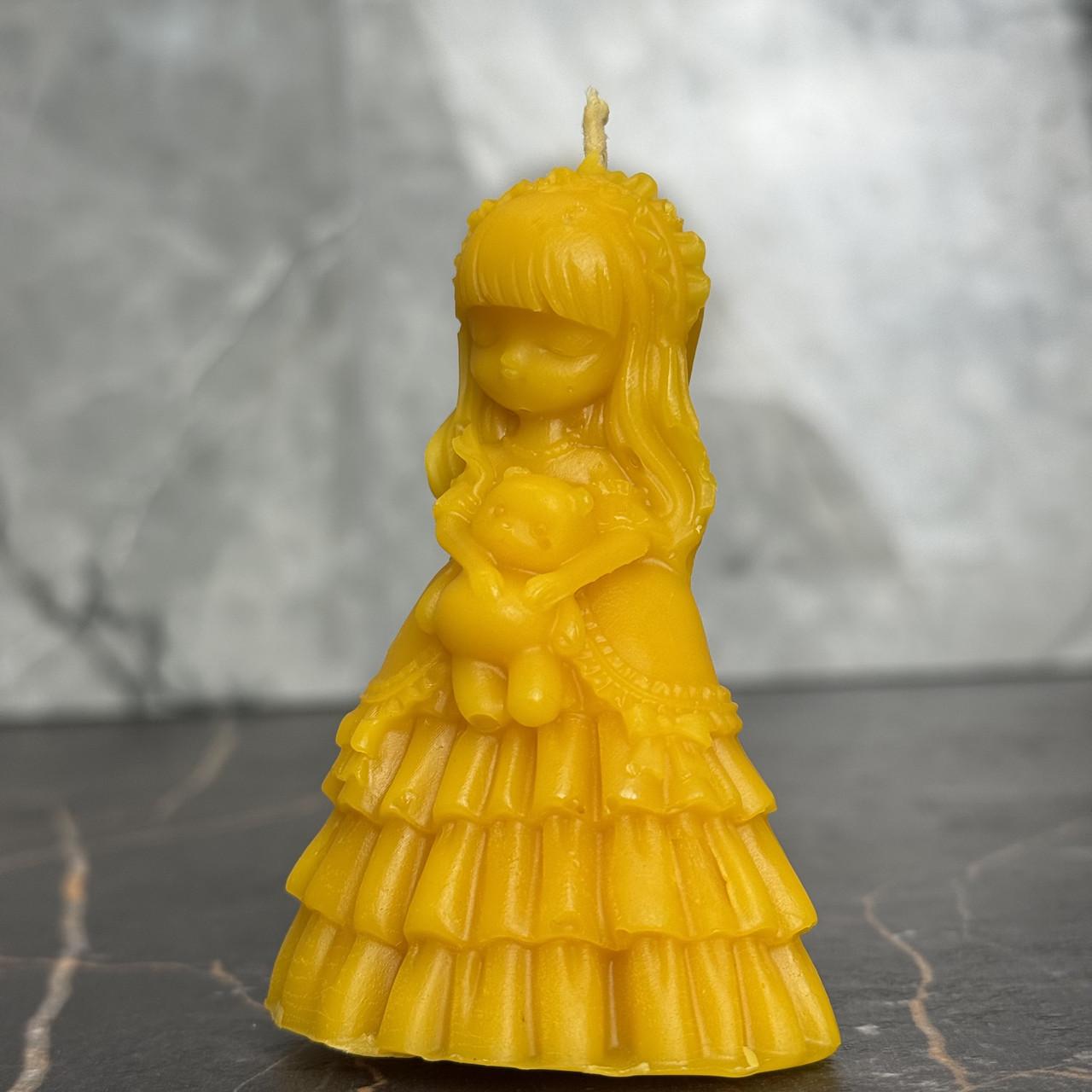 Свеча подарочная Фигурная Девочка с мишкой ручная работа из пчелиного воска 90х55 мм