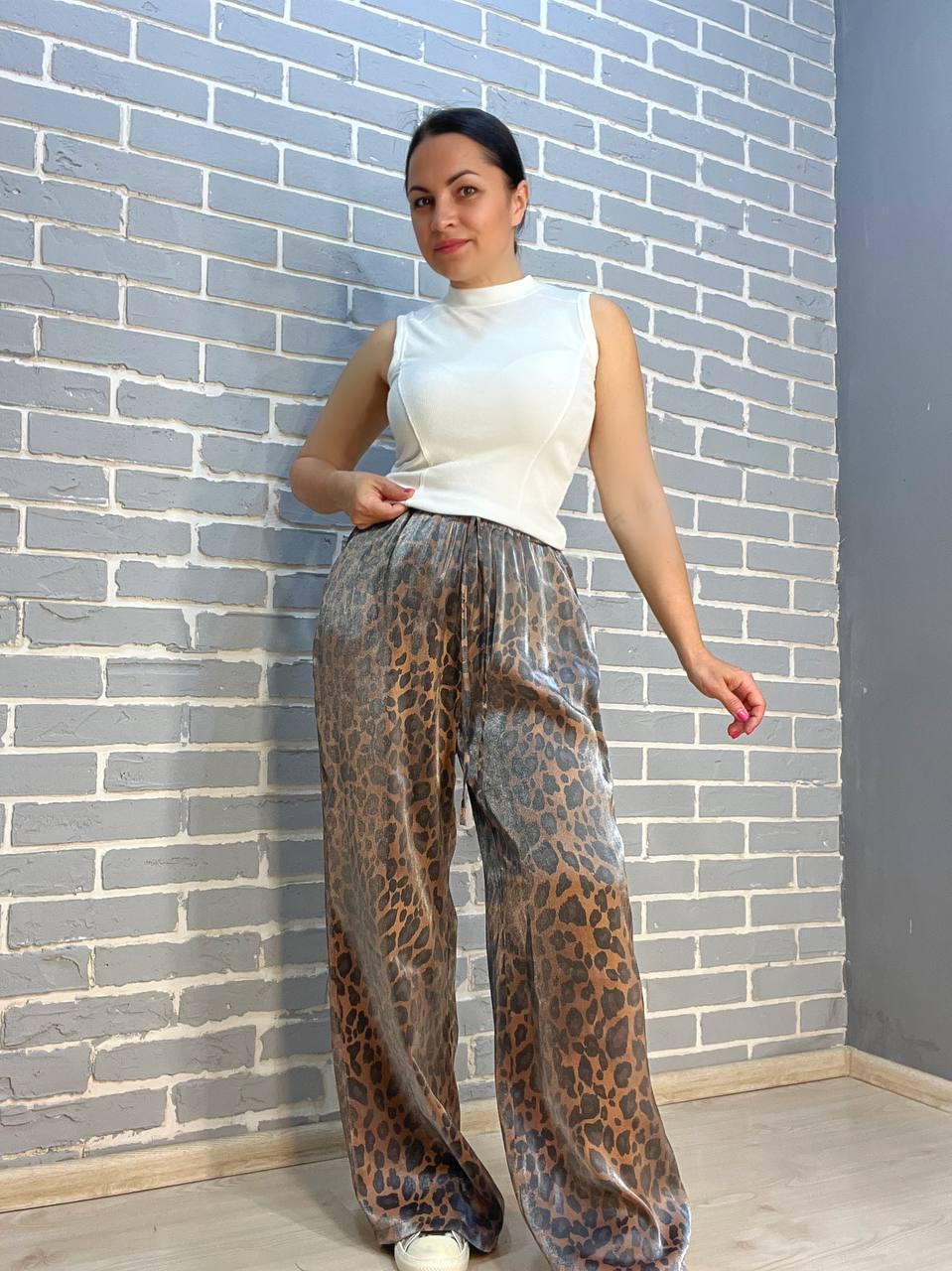 Брюки женские MY FASHION 1694 палаццо широкие на резинке леопардовый принт шелк OS Коричневый (2203) - фото 6