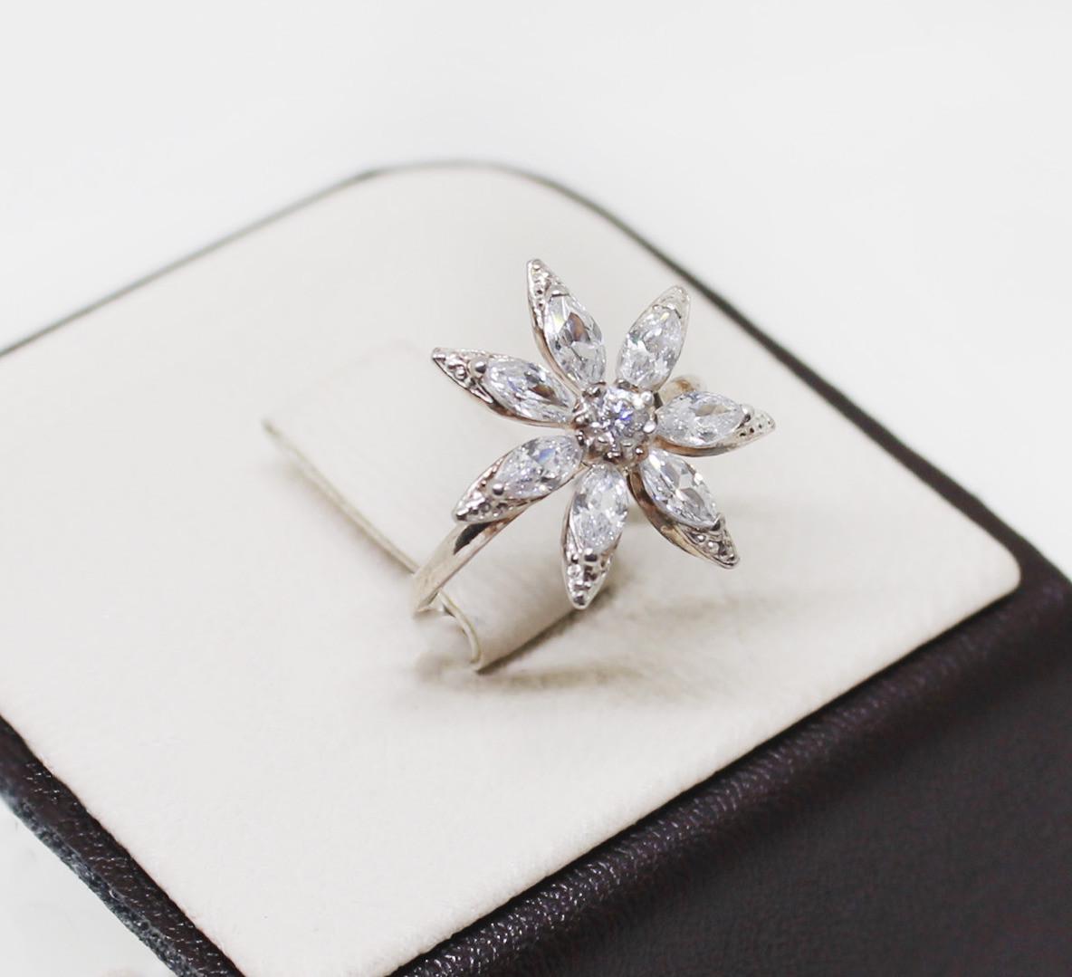 Кольцо серебряное с кубическим цирконием р. 16 2,6 г (1649854889)