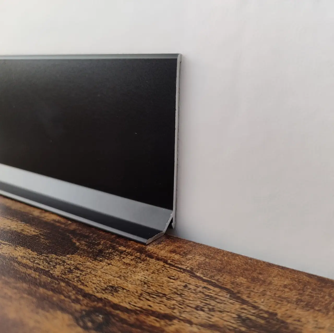 Плінтус алюмінієвий накладний Strila SVP-38B 38 мм 2600 мм Чорний (26902488) - фото 7