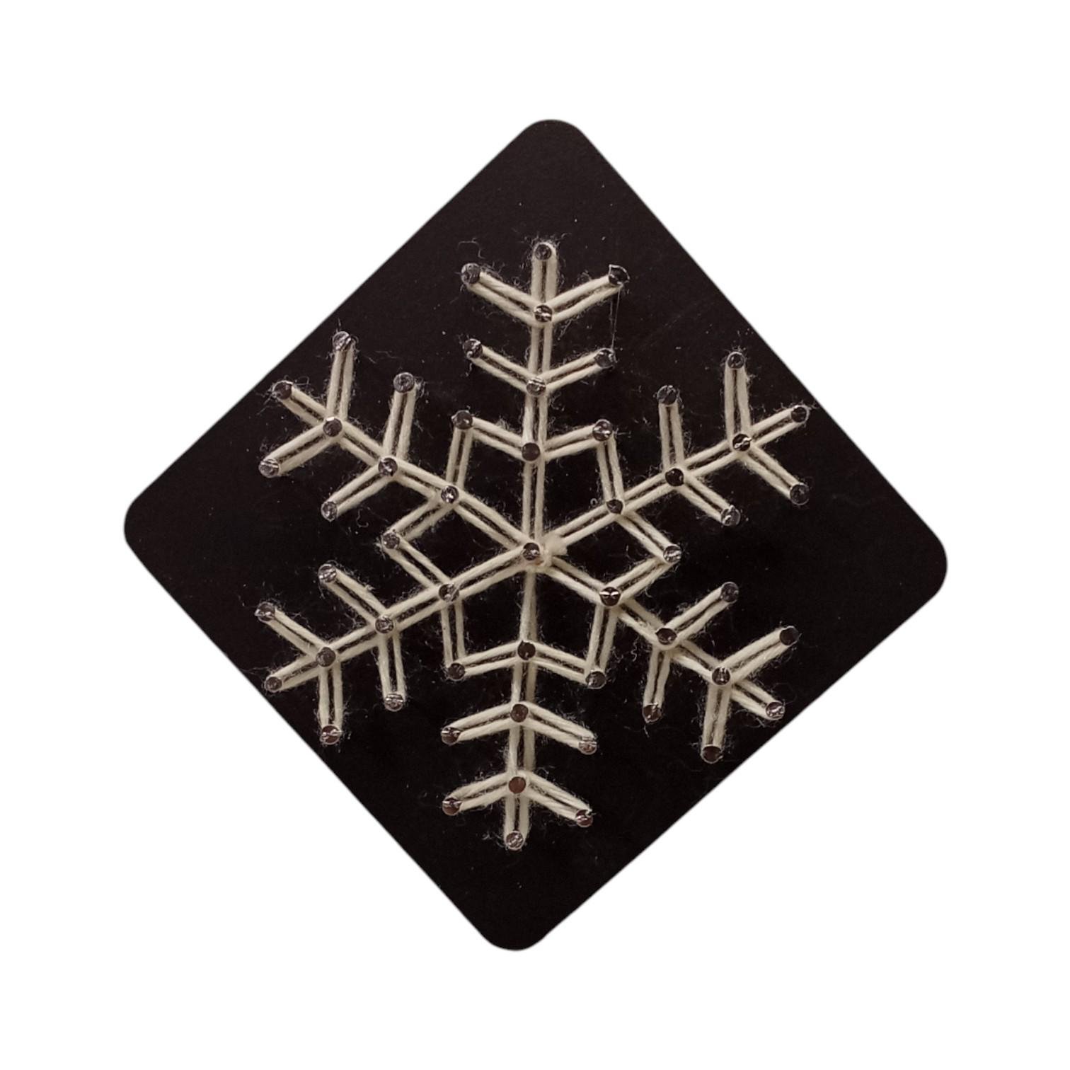 Творчий набір стрінг-арт "Сніжинка" на чорному фоні 100х100 мм (30686905)
