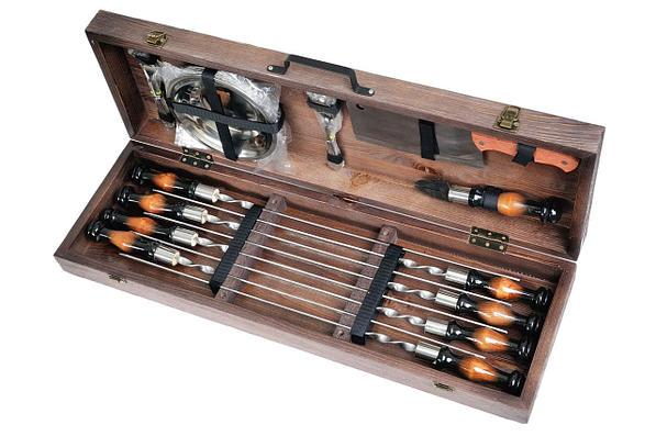 Подарочный набор Турист шампуры с тарелками и приборами в деревянном чехле