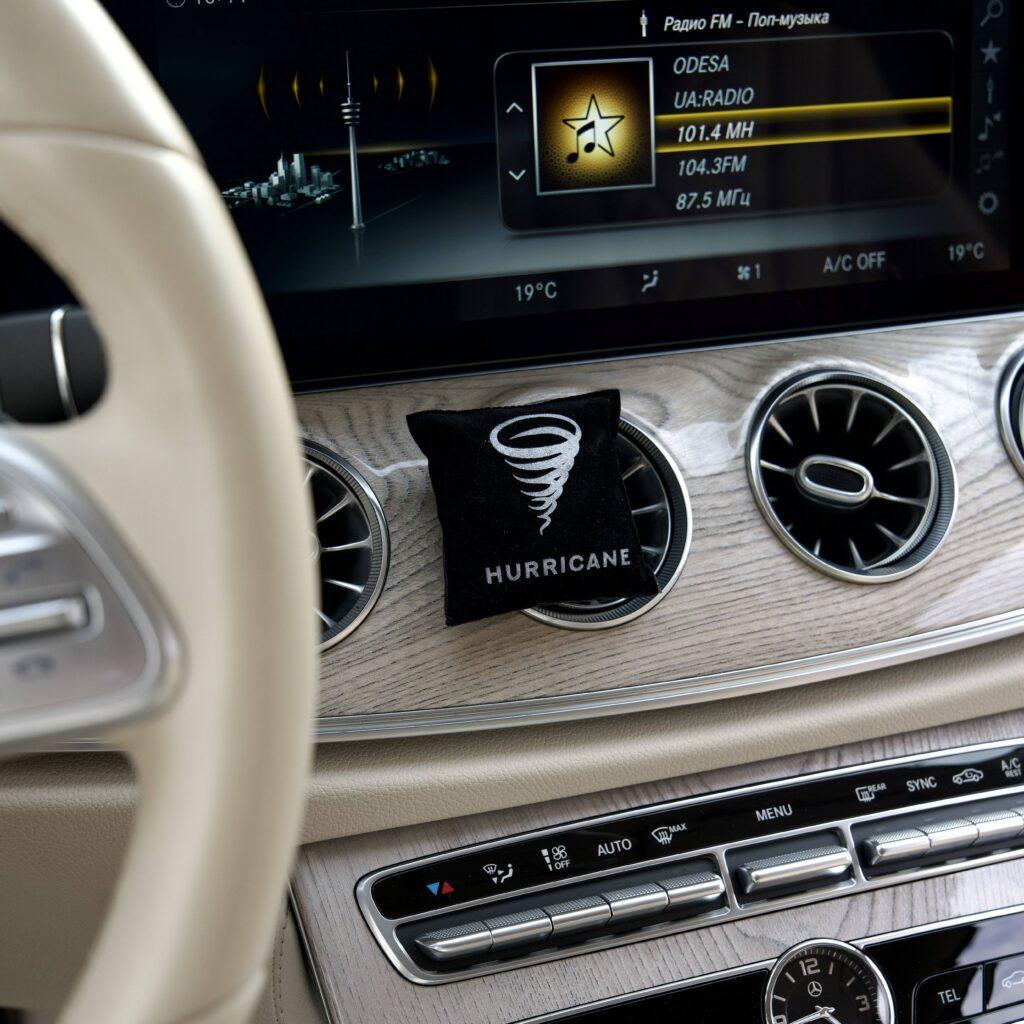 Ароматизатор HURRICANE BLACK STANDART стильний автоаромат з нотами дубового моху шкіри та пачулі - фото 3 Ароматизатор HURRICANE BLACK STANDART стильний автоаромат з нотами дубового моху шкіри та пачулі - фото 3