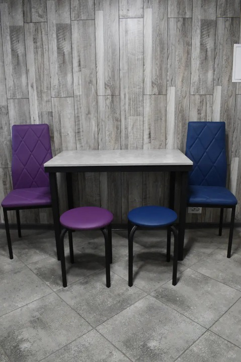 Кухонний комплект стіл/стільці 2 шт./табурети 2 шт. в чорному каркасі 60х100х75 см Бетон/Синій/Фіолетовий (28373746)