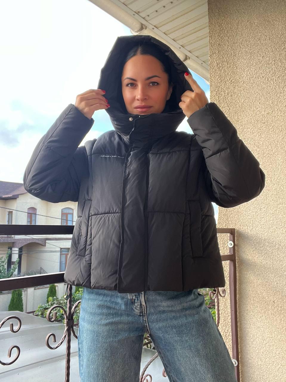 Куртка женская Lady Yep 9068 оверсайз укороченная надпись впереди с капюшоном OS Черный (2948) - фото 9