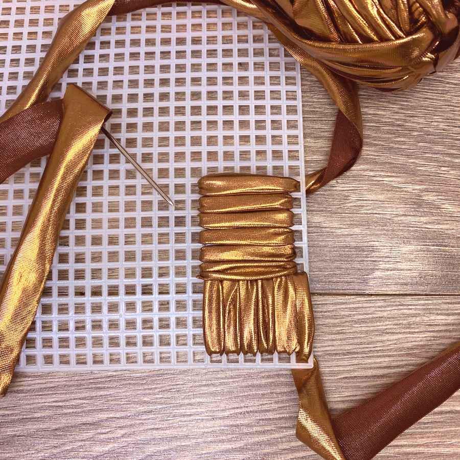 Набор для создания сумки из пластиковой канвы Декоративная брошь Павлин с нитками металлик Темно-серый (8219-48) - фото 5 Набор для создания сумки из пластиковой канвы Декоративная брошь Павлин с нитками металлик Темно-серый (8219-48) - фото 5